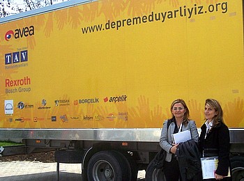 Özgür Durmaz (Mersin Technoscope Genel Müdürü) ve Aylin Gezgüç (KOÇ Holding Kurumsal Sosyal Sorumluluk)